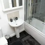 Spacious 3 Bed House In بيت للعطل