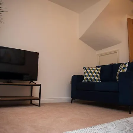 Spacious 3 Bed House In * Bristol