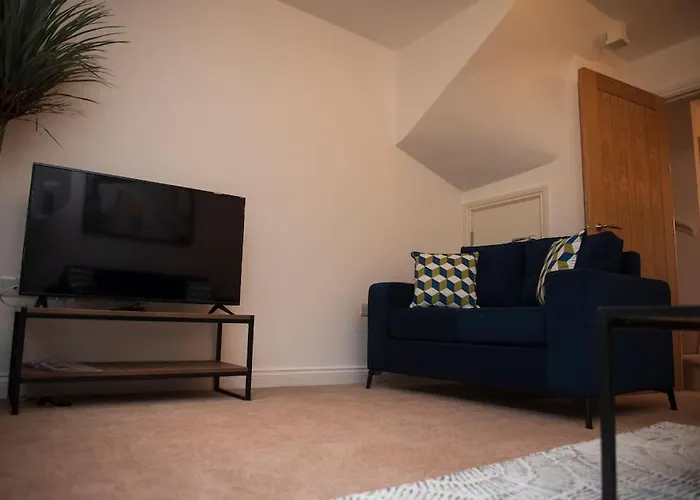 Spacious 3 Bed House In * Bristol