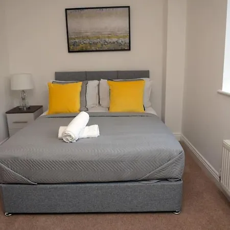 Spacious 3 Bed House In *